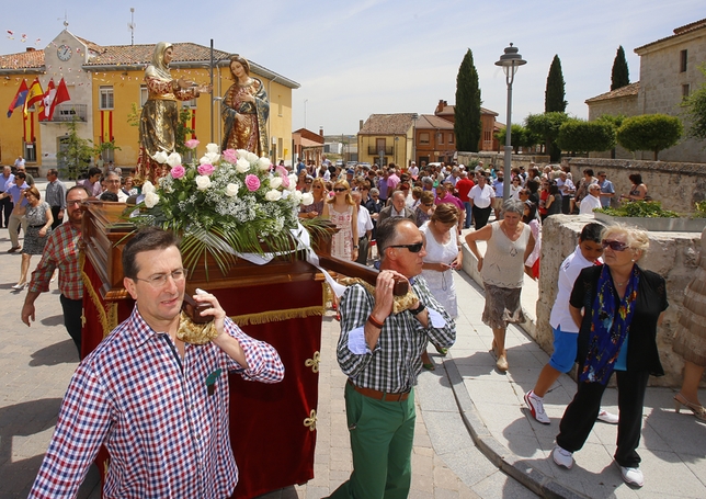  Fiestas del Guindo en Castronuevo de Esgueva y procesión de La Virgen y Santa Isabel  / JONATHAN TAJES