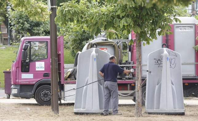 Limpieza de basura después de la Noche de San Juan 2014  / JONATHAN TAJES