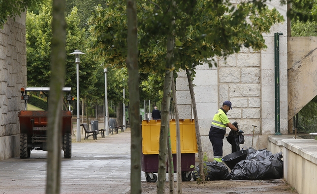 Limpieza de basura después de la Noche de San Juan 2014  / JONATHAN TAJES