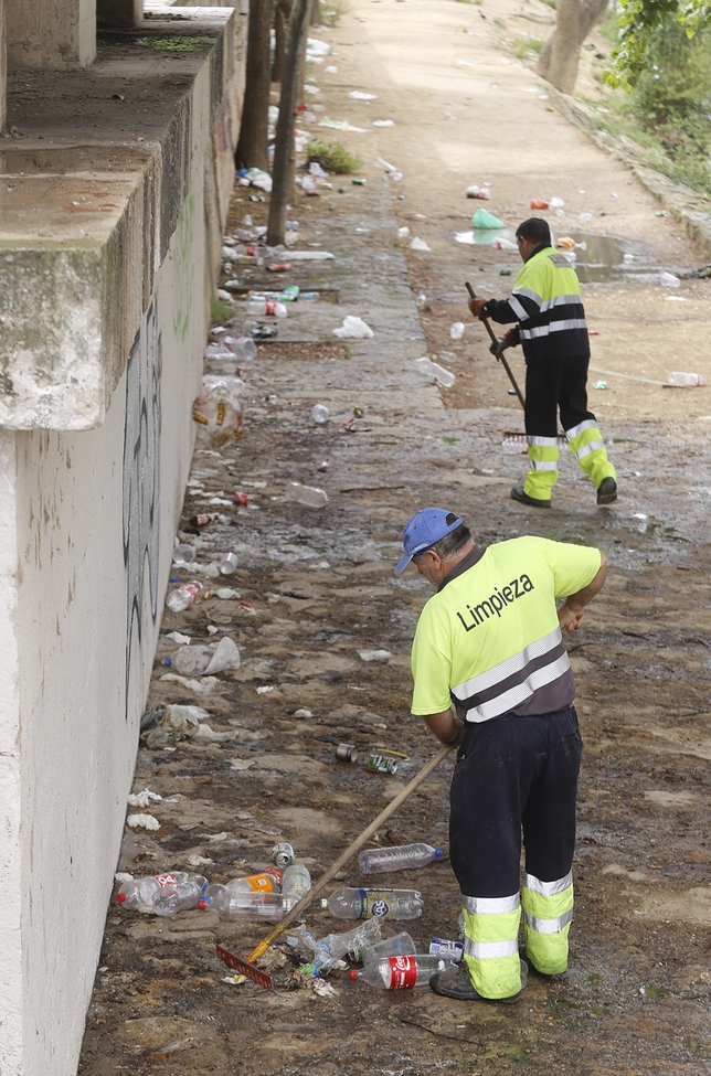 Limpieza de basura después de la Noche de San Juan 2014  / JONATHAN TAJES