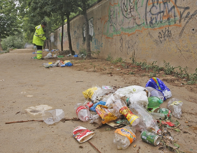 Limpieza de basura después de la Noche de San Juan 2014  / JONATHAN TAJES