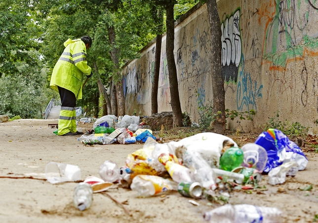 Limpieza de basura después de la Noche de San Juan 2014  / JONATHAN TAJES