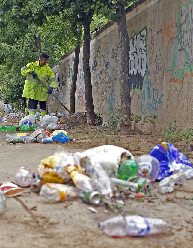 Limpieza de basura después de la Noche de San Juan 2014  / JONATHAN TAJES