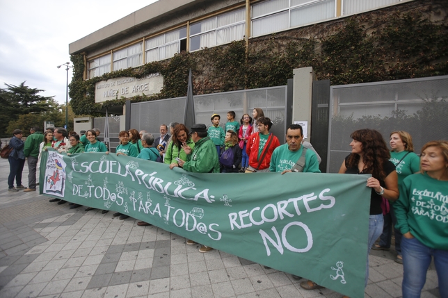 El movimiento Escuela Pública, Laica y Gratuita realiza un abrazo al IES Núñez de Arce  / JONATHAN TAJES