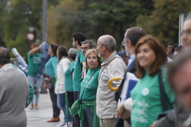 El movimiento Escuela Pública, Laica y Gratuita realiza un abrazo al IES Núñez de Arce  / JONATHAN TAJES