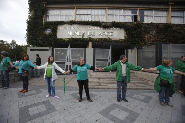 El movimiento Escuela Pública, Laica y Gratuita realiza un abrazo al IES Núñez de Arce  / JONATHAN TAJES