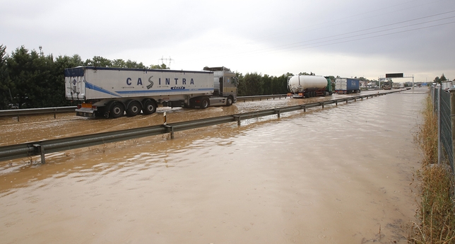 Autovía A-62 cortada por una tromba de agua