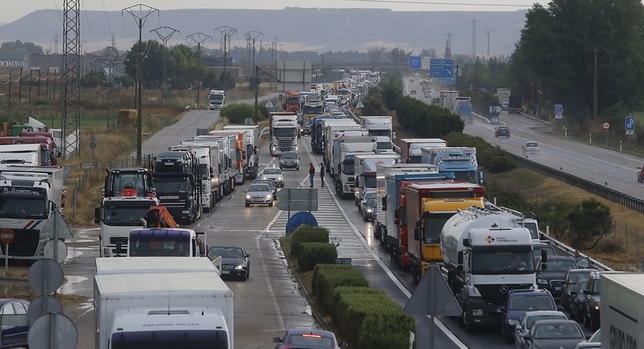 Autovía A-62 cortada por una tromba de agua