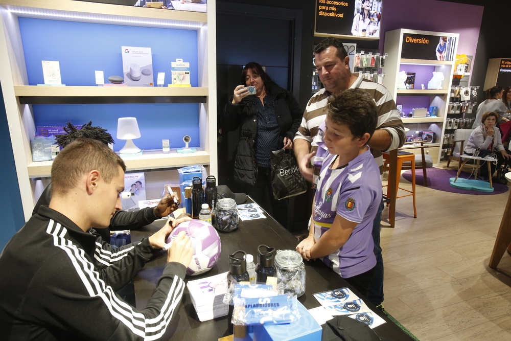 Firma de autógrafos de jugadores del Real Valladolid  / JONATHAN TAJES