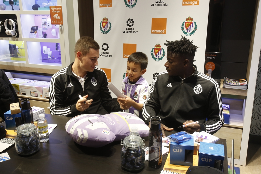 Firma de autógrafos de jugadores del Real Valladolid  / JONATHAN TAJES