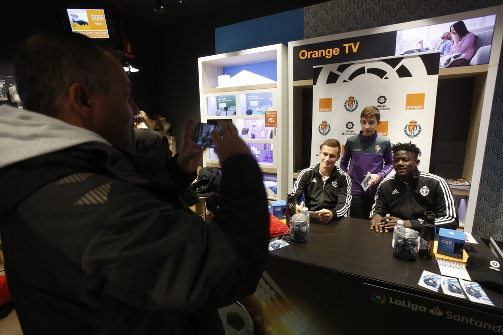 Firma de autógrafos de jugadores del Real Valladolid  / JONATHAN TAJES