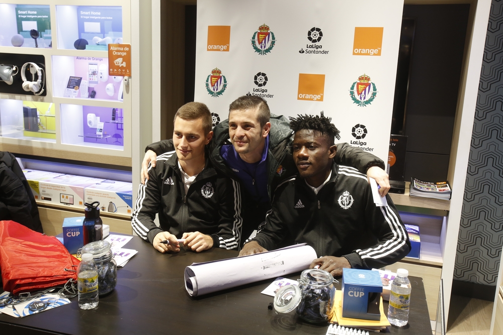 Firma de autógrafos de jugadores del Real Valladolid  / JONATHAN TAJES