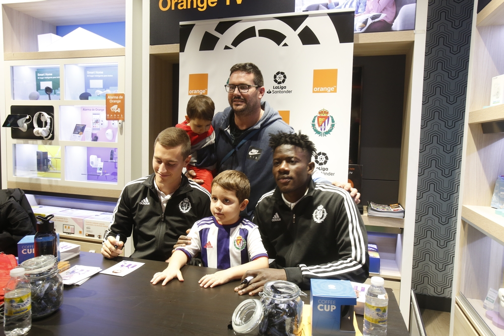 Firma de autógrafos de jugadores del Real Valladolid  / JONATHAN TAJES