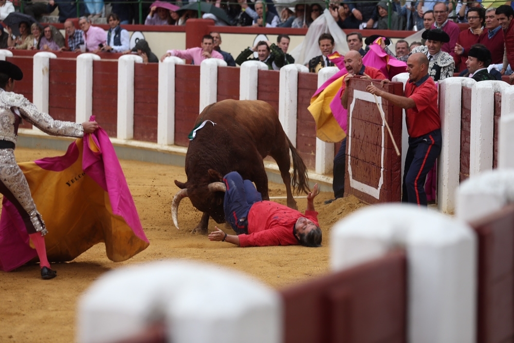 Cogida de un mozo de ayuda en la Plaza de Toros de Valladolid.  / WELLINGTON DOS SANTOS