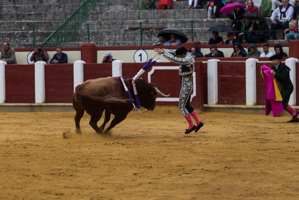 El Cid, López Simón y Ginés Martín, en la cuarta de abono de la Feria.  / WELLINGTON DOS SANTOS