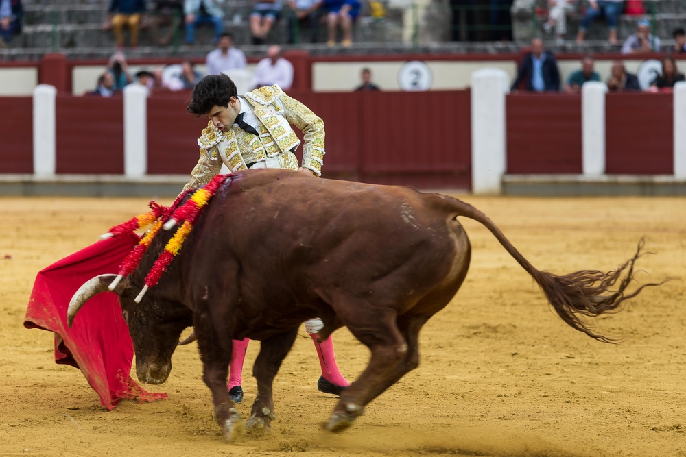 El Cid, López Simón y Ginés Martín, en la cuarta de abono de la Feria.  / WELLINGTON DOS SANTOS