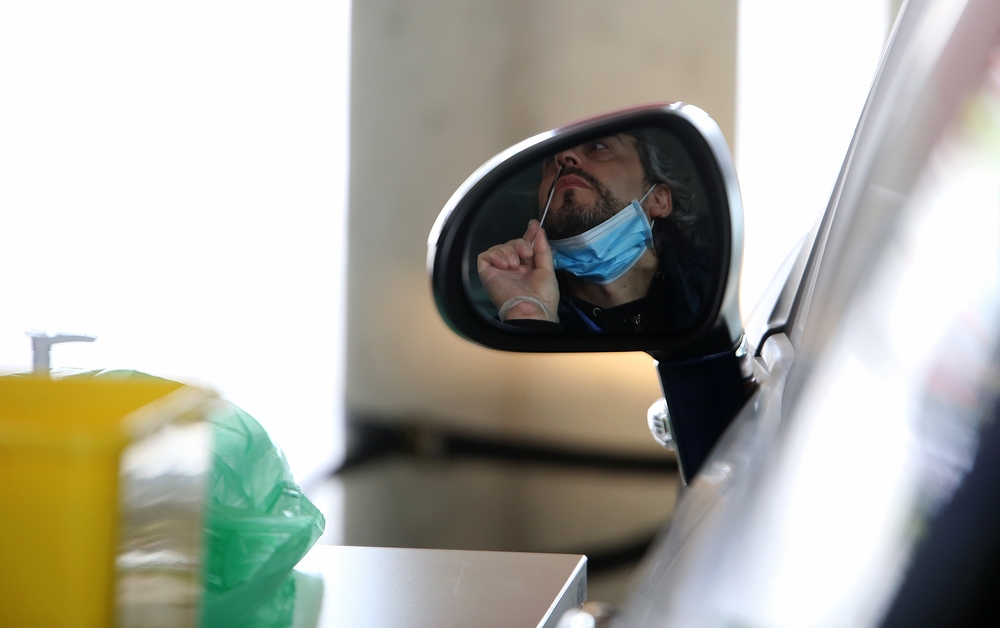 Realización del test Covid-19 desde el coche en el hospital Río Hortega  / LETICIA PÉREZ / ICAL