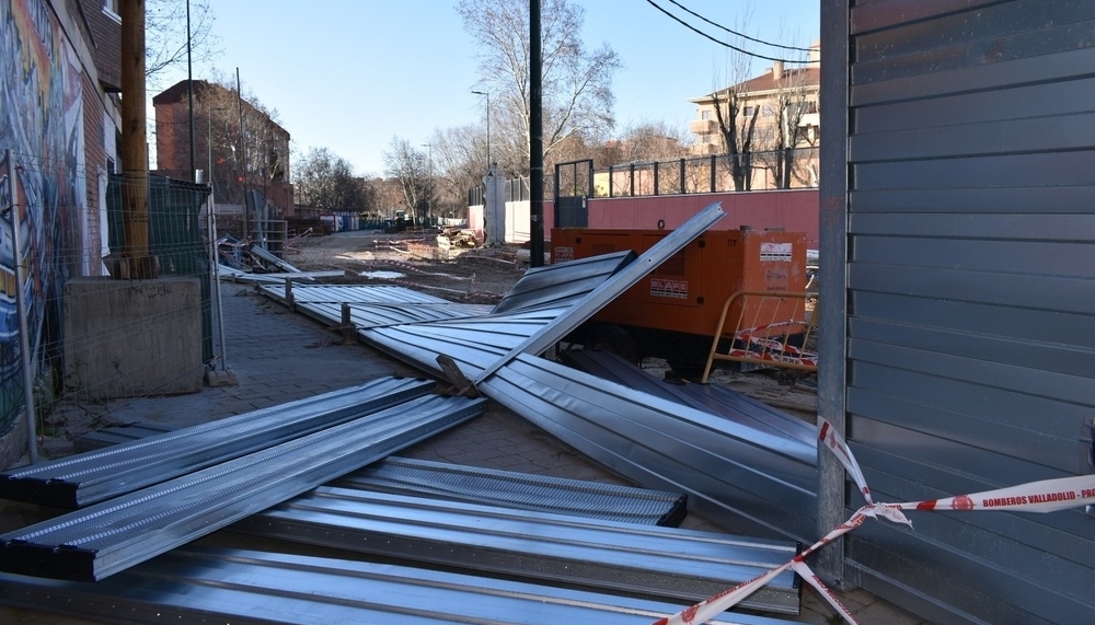 Vallas tiradas por el viento en las obras del túnel de Andrómeda.