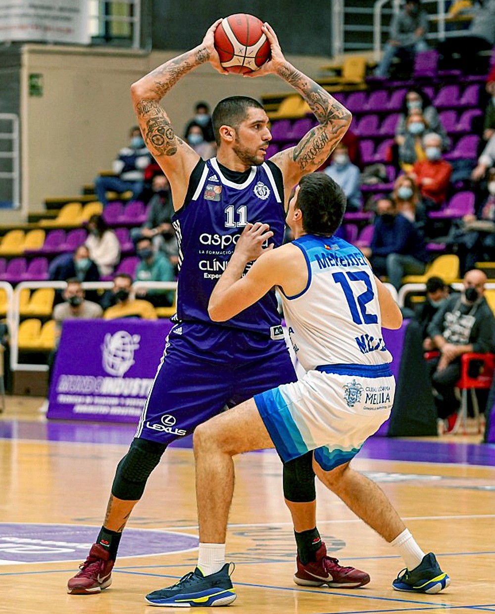 Nacho Martín recauda ropa para los comedores sociales de Valladolid.