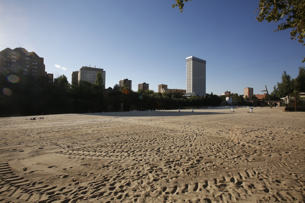 El acceso a la Rosaleda y a la Playa de las Moreras cerrado para prevenir botellones  / JONATHAN TAJES