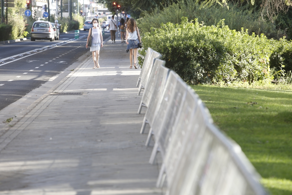 El acceso a la Rosaleda y a la Playa de las Moreras cerrado para prevenir botellones  / JONATHAN TAJES