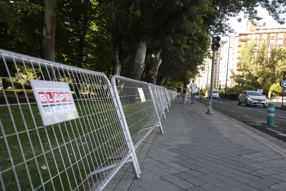 El acceso a la Rosaleda y a la Playa de las Moreras cerrado para prevenir botellones  / JONATHAN TAJES