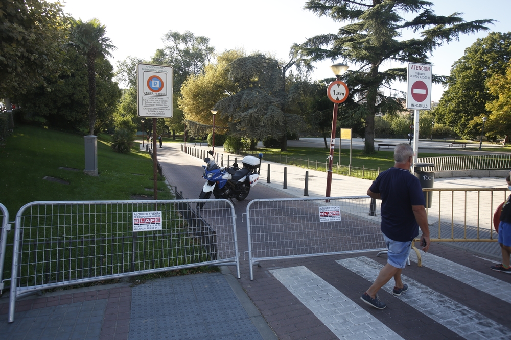 El acceso a la Rosaleda y a la Playa de las Moreras cerrado para prevenir botellones  / JONATHAN TAJES