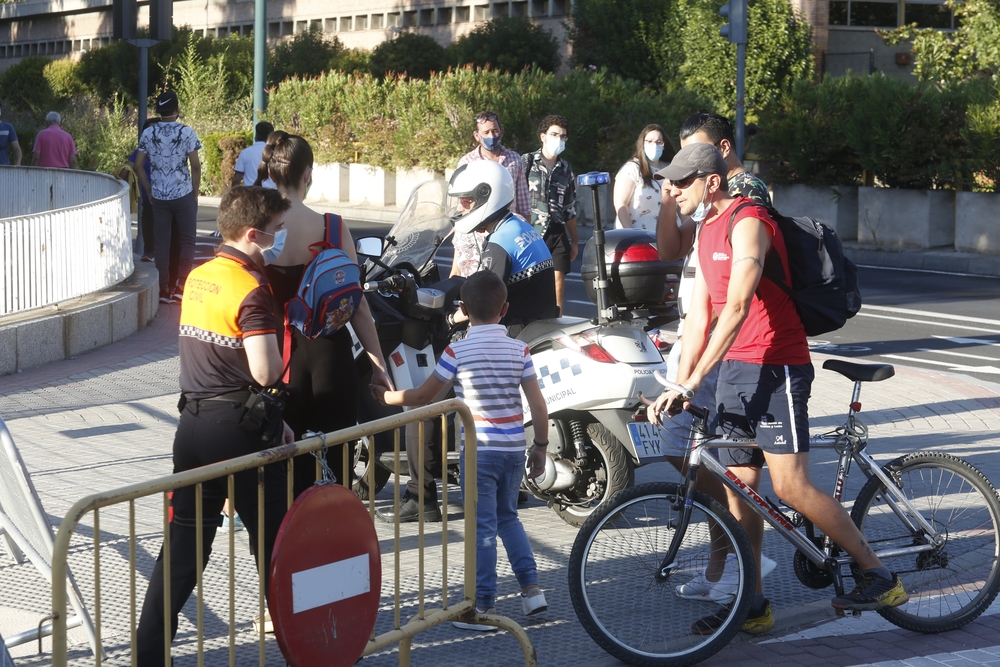 El acceso a la Rosaleda y a la Playa de las Moreras cerrado para prevenir botellones  / JONATHAN TAJES