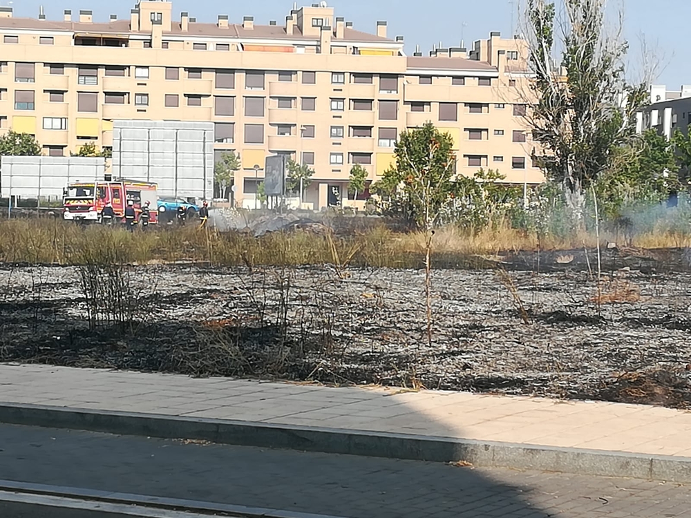 Fuego en un solar en el barrio Santos Pilarica.  / D.V.