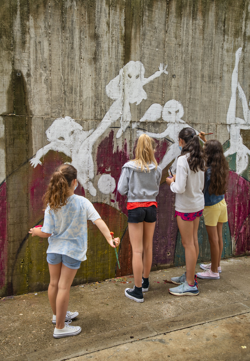 Un mural de superheroínas visibilizará el deporte femenino en el CEIP Margarita Salas de Arroyo.  / E. MARGARETO (ICAL)