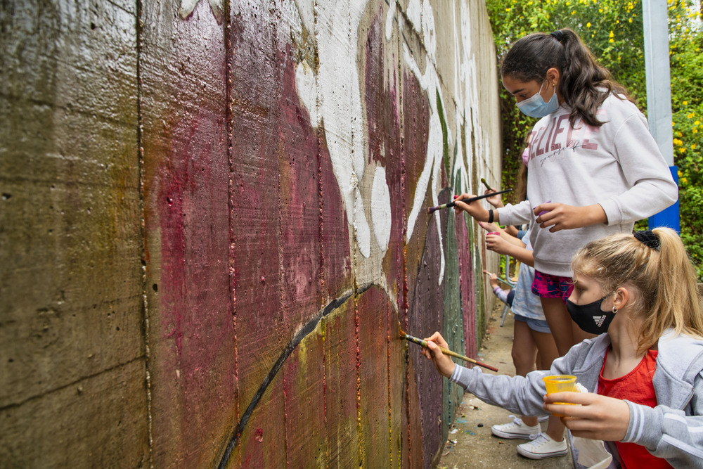 Un mural de superheroínas visibilizará el deporte femenino en el CEIP Margarita Salas de Arroyo.  / E. MARGARETO (ICAL)