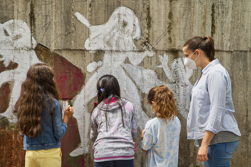 Un mural de superheroínas visibilizará el deporte femenino en el CEIP Margarita Salas de Arroyo.  / E. MARGARETO (ICAL)