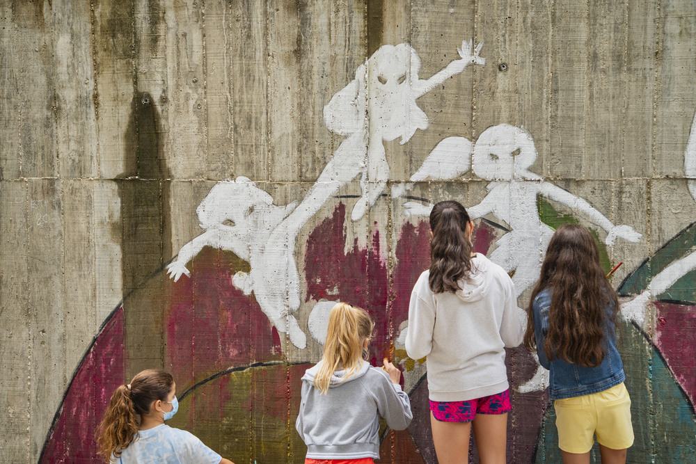 Un mural de superheroínas visibilizará el deporte femenino en el CEIP Margarita Salas de Arroyo.  / E. MARGARETO (ICAL)