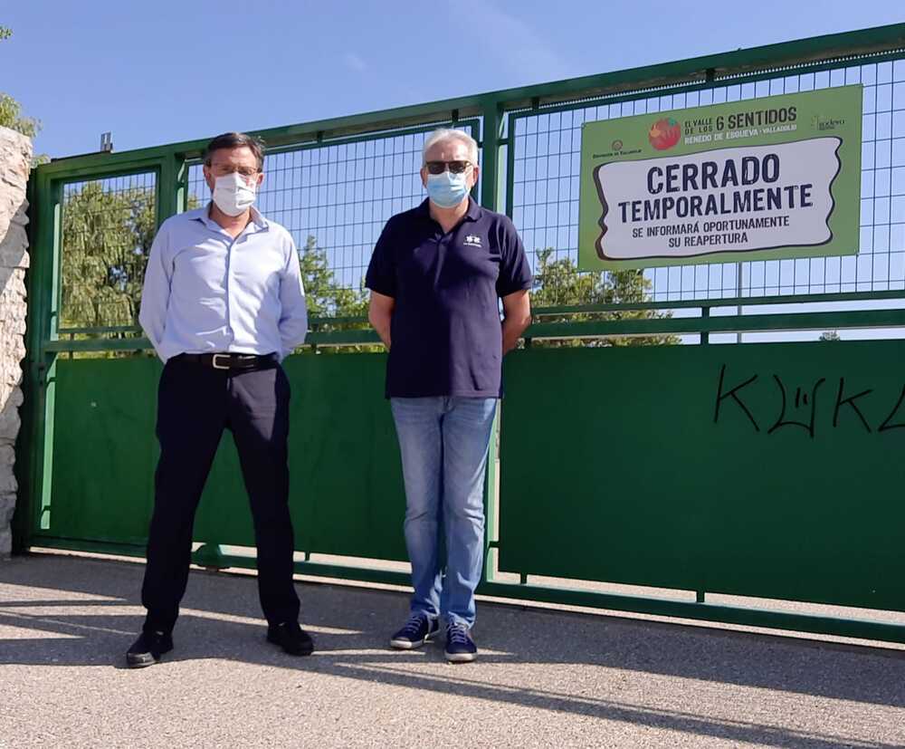 Miembros del Grupo Provincial Socialista a las puertas del centro.