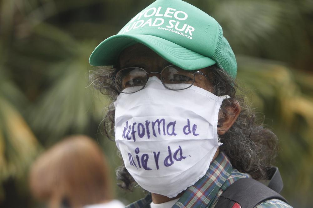 Protestas en la ciudad colombiana de MedellÁ­n contra la reforma tributaria  / LUIS EDUARDO NORIEGA A.