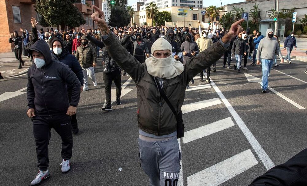 Enfrentamientos entre policÁ­a y trabajadores en protesta del metal en Cádiz  / ROMÁN RÁ­OS