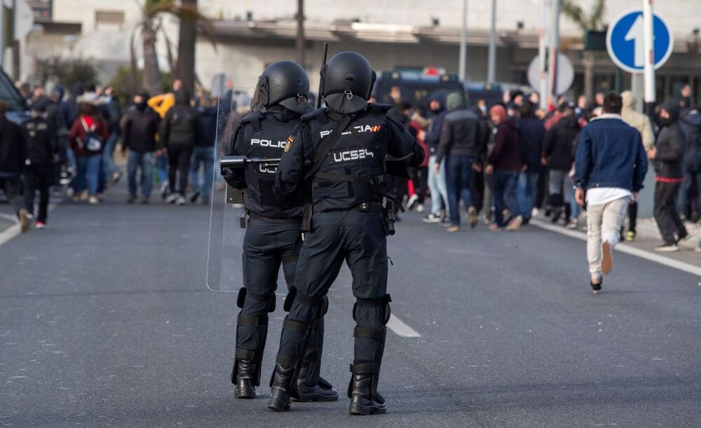 Enfrentamientos entre policÁ­a y trabajadores en protesta del metal en Cádiz  / ROMÁN RÁ­OS