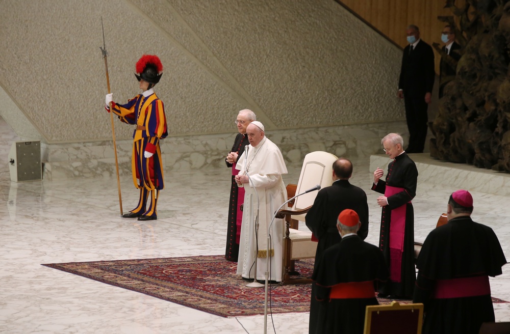 El Papa recibe a la delegación de Valladolid  / RUBÉN CACHO / ICAL