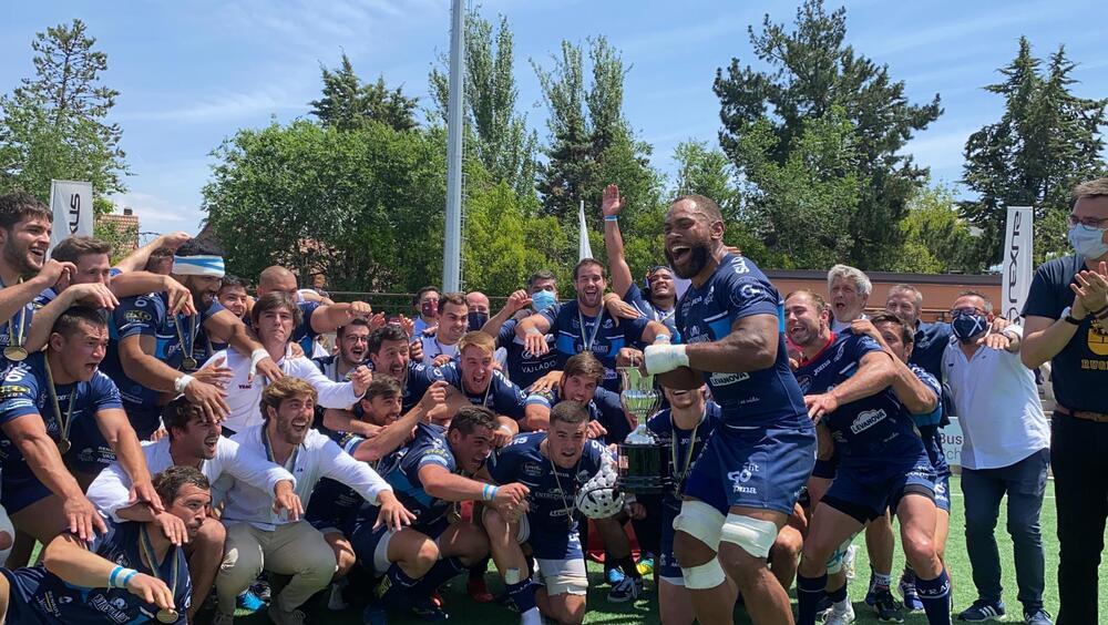 Los campeones celebran el título.