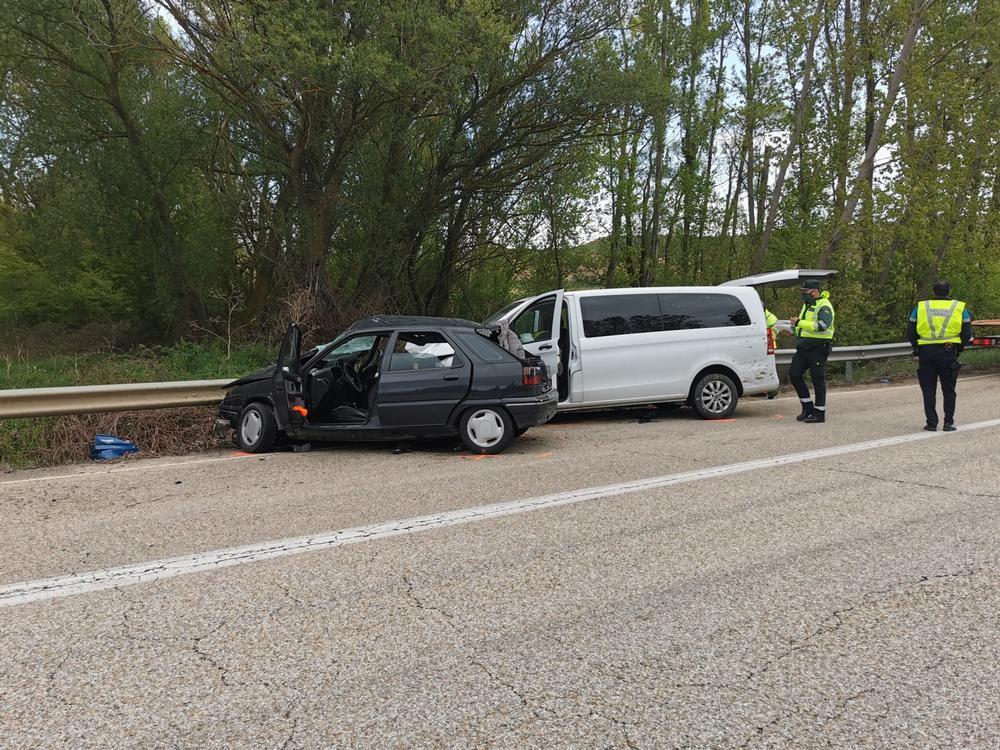 Dos jóvenes vallisoletanos mueren en un accidente de tráfico en Almazán.  / EL DÍA DE SORIA