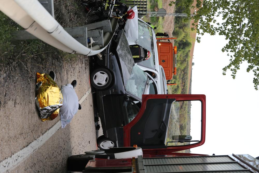 Dos jóvenes vallisoletanos mueren en un accidente de tráfico en Almazán.  / EL DÍA DE SORIA