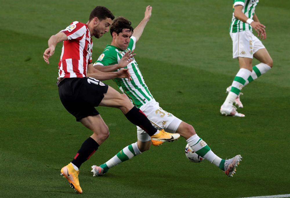 El Betis aguanta el empate con uno menos 