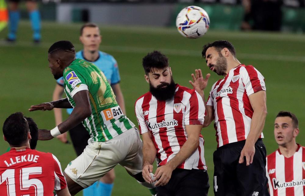 El Betis aguanta el empate con uno menos 