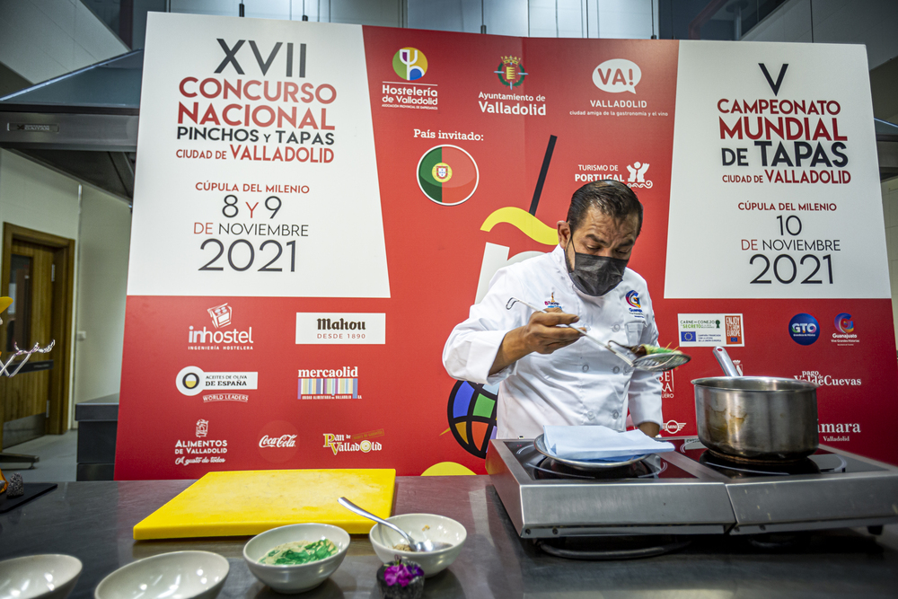 El vallisoletano Alejandro San José y el mexicano David Quevedo, ganadores del Concurso Nacional y Mundial de Tapas  / JONATHAN TAJES