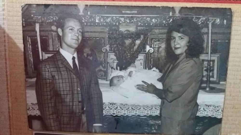 El día de su bautizo (26 de junio de 1966) en Santa María Magdalena, junto a su padre, el venezolano Ali Sánchez y su madre, la cántabra Aurora Casares.