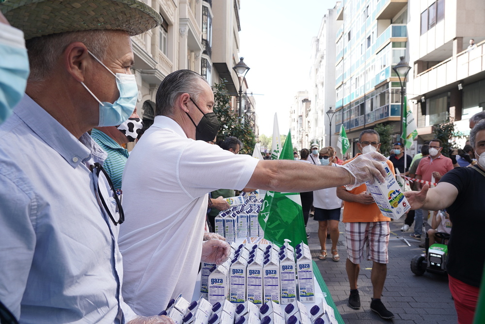 Asaja y la alianza UPA-COAG se manifiestan en defensa del vacuno de leche.  / ICAL