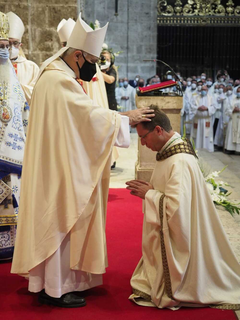 El vallisoletano Aurelio García, ordenado obispo en la Catedral.  / ARZOBISPADO