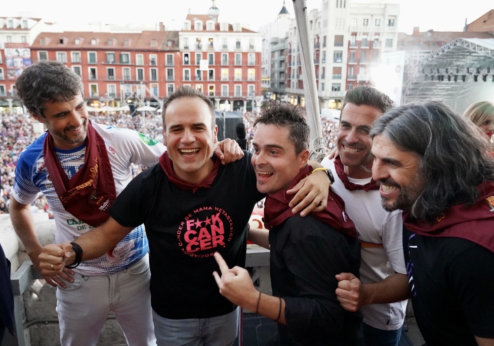 J.J. Vaquero, Quique Matilla, Alex Clavero, Fran 'El Chavo' y Roberto Chapu ofrecen el Pregón de las Ferias y Fiestas de Nuestra Señora de San Lorenzo, bajo el título de 'Humor de Protección Oficial'.  / LETICIA PÉREZ (ICAL)