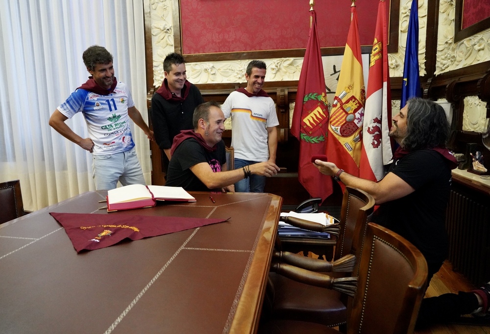 J.J. Vaquero, Quique Matilla, Alex Clavero, Fran 'El Chavo' y Roberto Chapu ofrecen el Pregón de las Ferias y Fiestas de Nuestra Señora de San Lorenzo, bajo el título de 'Humor de Protección Oficial'.  / LETICIA PÉREZ (ICAL)