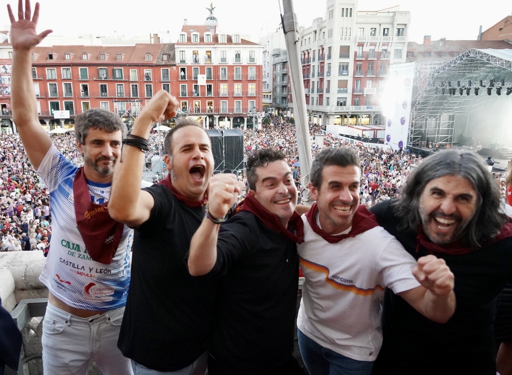 J.J. Vaquero, Quique Matilla, Alex Clavero, Fran 'El Chavo' y Roberto Chapu ofrecen el Pregón de las Ferias y Fiestas de Nuestra Señora de San Lorenzo, bajo el título de 'Humor de Protección Oficial'.  / LETICIA PÉREZ (ICAL)